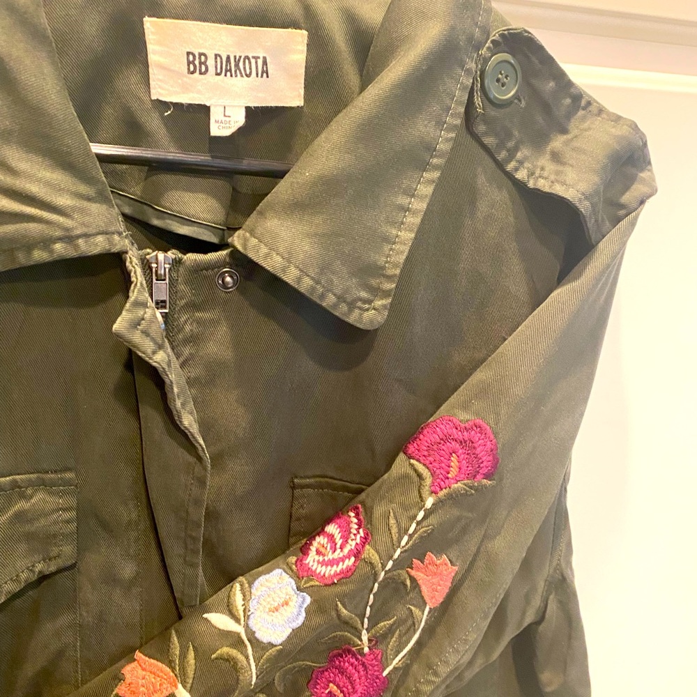 BB Dakota, Light Army Style Jacket, L, Floral Embroidered Sleeves